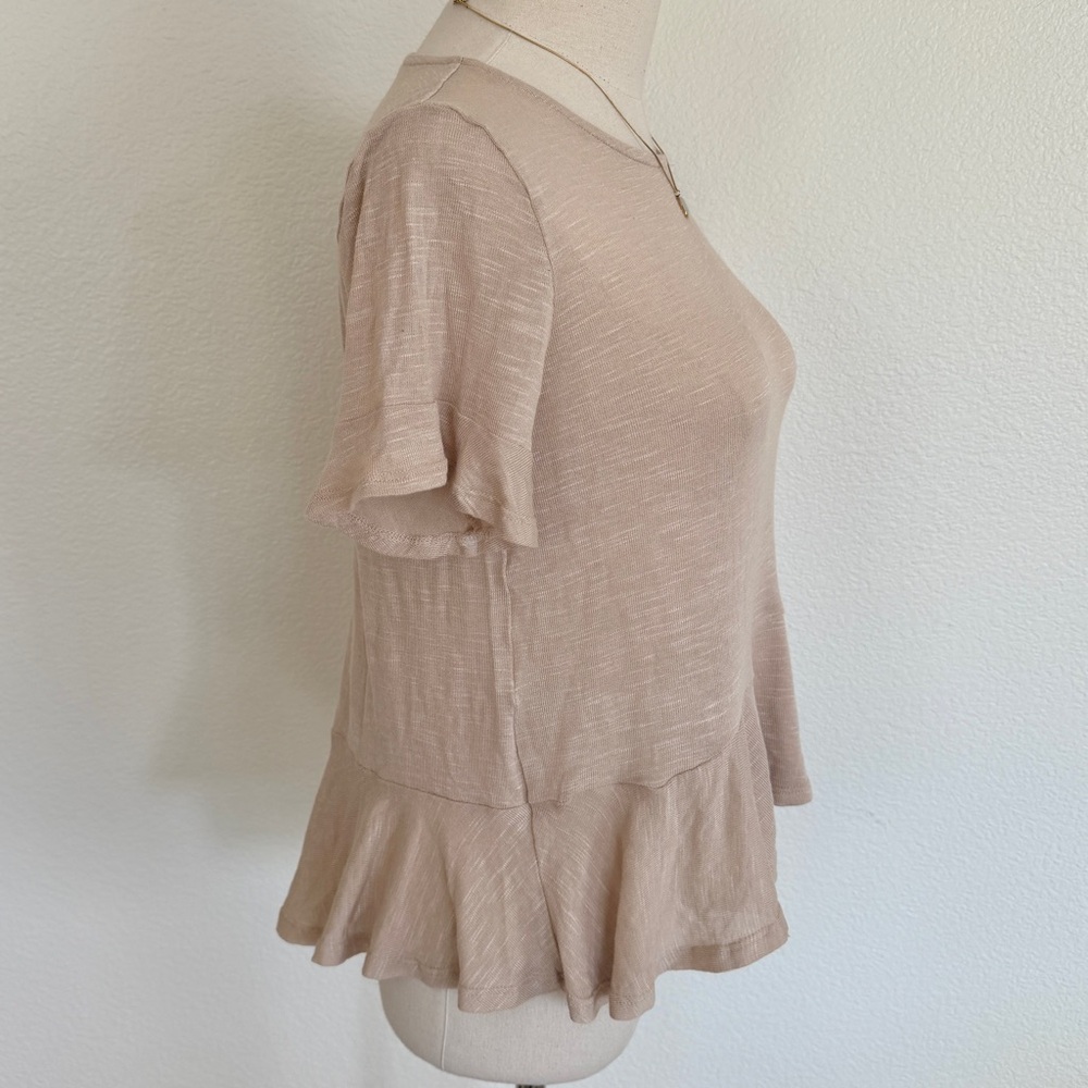 🤎 Francesca’s Beige Sand Ruffle Hem Tee Shirt T-Shirt - Picture 6 of 13